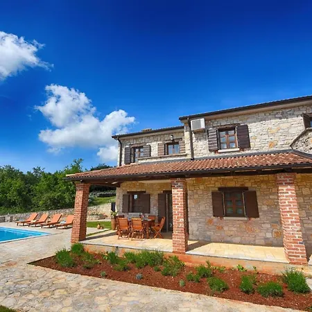 Villa Sleeps 4 Pool Air Con Wifi