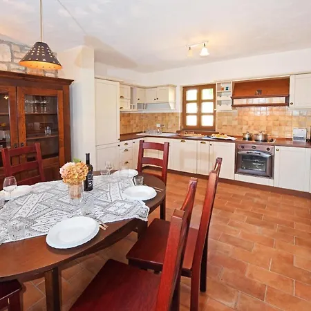 Sleeps 4 Pool Air Con Wifi Willa